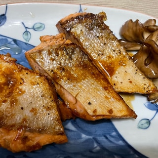 シャケと舞茸のニンニクバター醤油